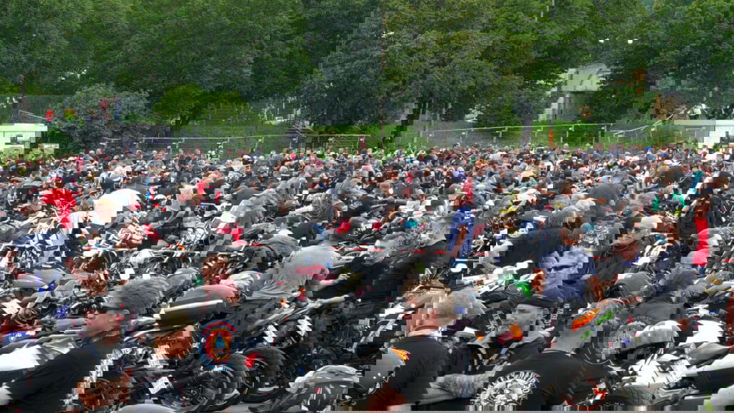 Tausende von Motorradfahrern demonstrieren bundesweit für ihr Recht 3 Sequenz 44.00 03 05 04.Standbild011