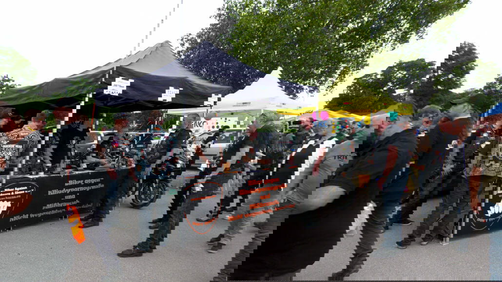 Tausende von Motorradfahrern demonstrieren bundesweit für ihr Recht 7 Sequenz 44.00 09 21 48.Standbild025