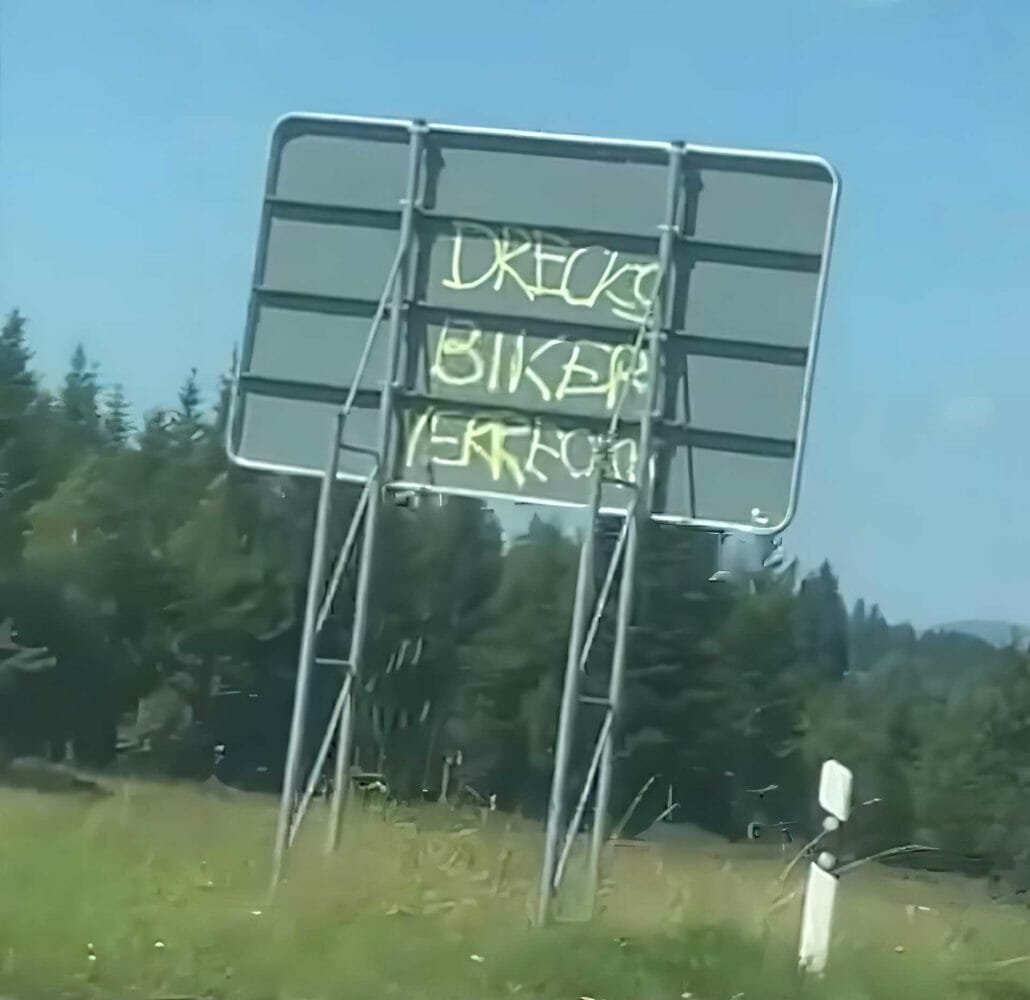 Hassnachrichten gegen Biker auf Straße gesprüht 2 236589504 4256667814393705 3069639543437221894 n