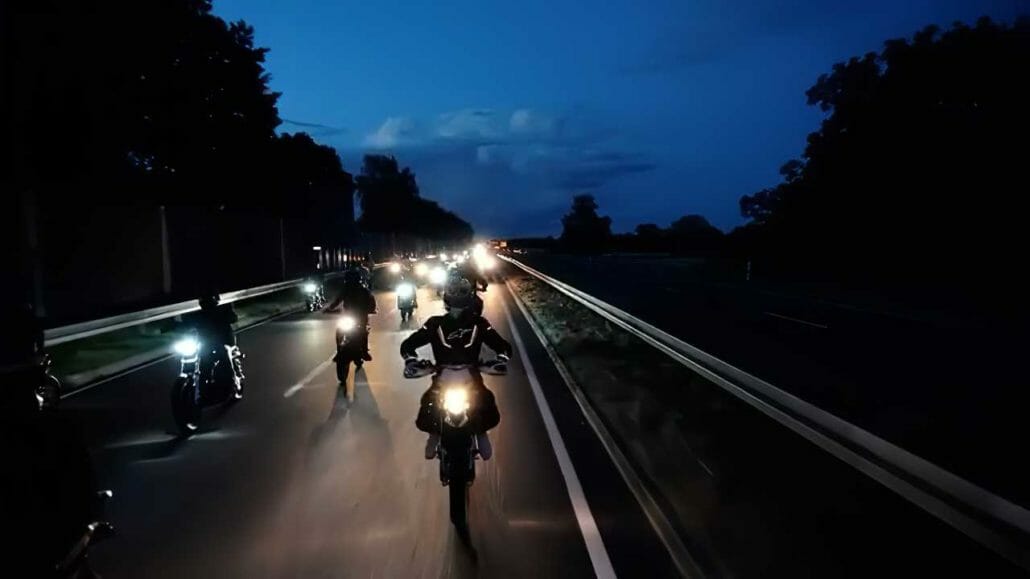 MOTORCYCLE NEWS.00 00 03 18.Standbild003