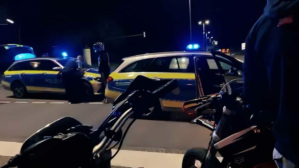 MOTORCYCLE NEWS.00 00 16 05.Standbild006