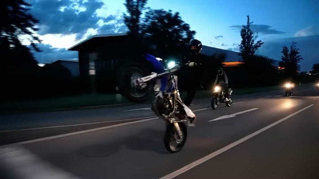 MOTORCYCLE NEWS.00 00 20 01.Standbild008