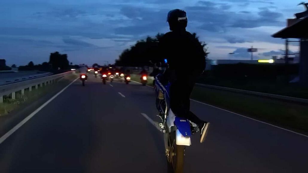 MOTORCYCLE NEWS.00 00 25 21.Standbild013