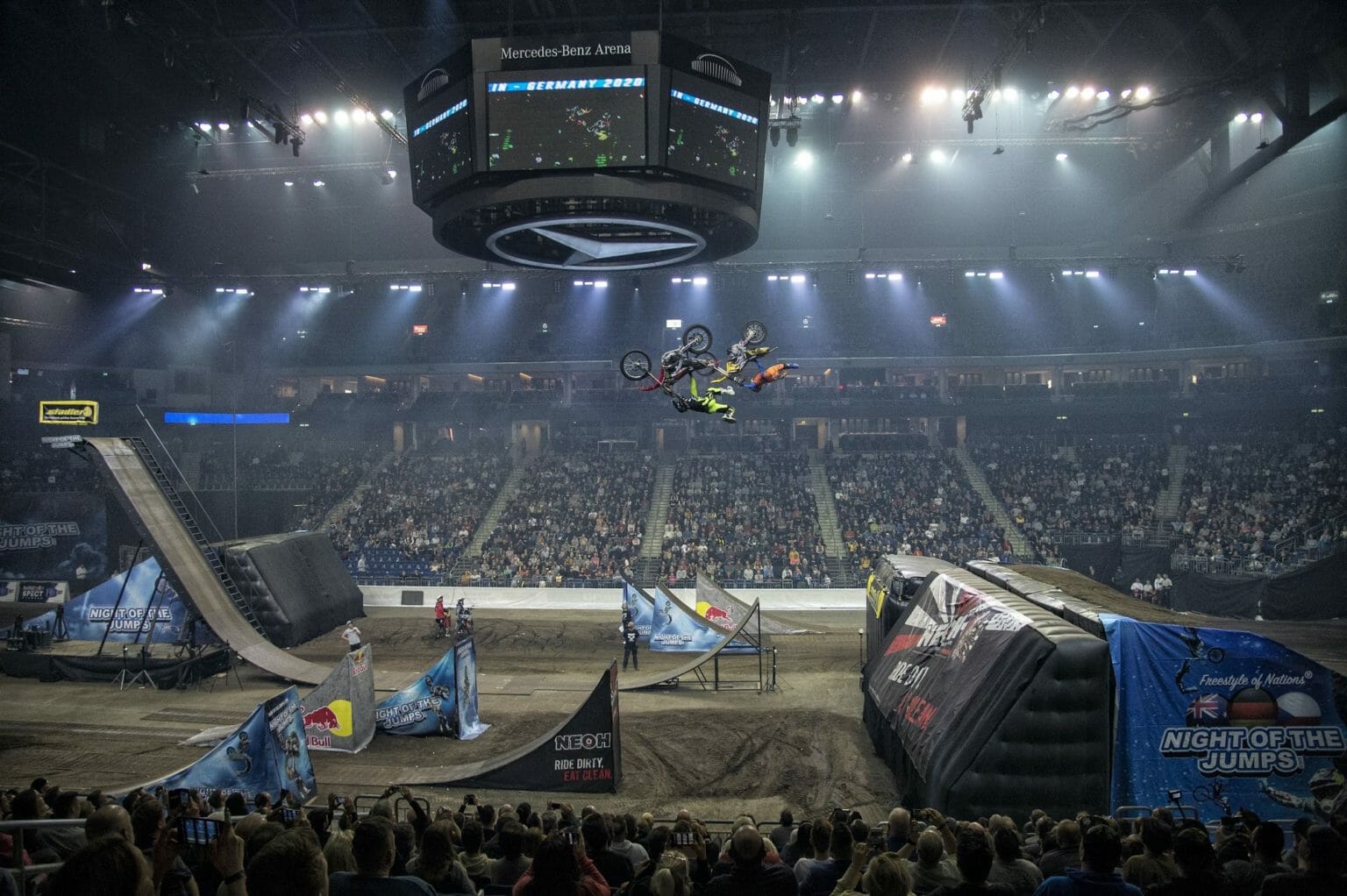 NIGHT of the JUMPs – Nach 18 Monaten endlich wieder FMX-Sport NOTJ Synchro Contest 220220 m