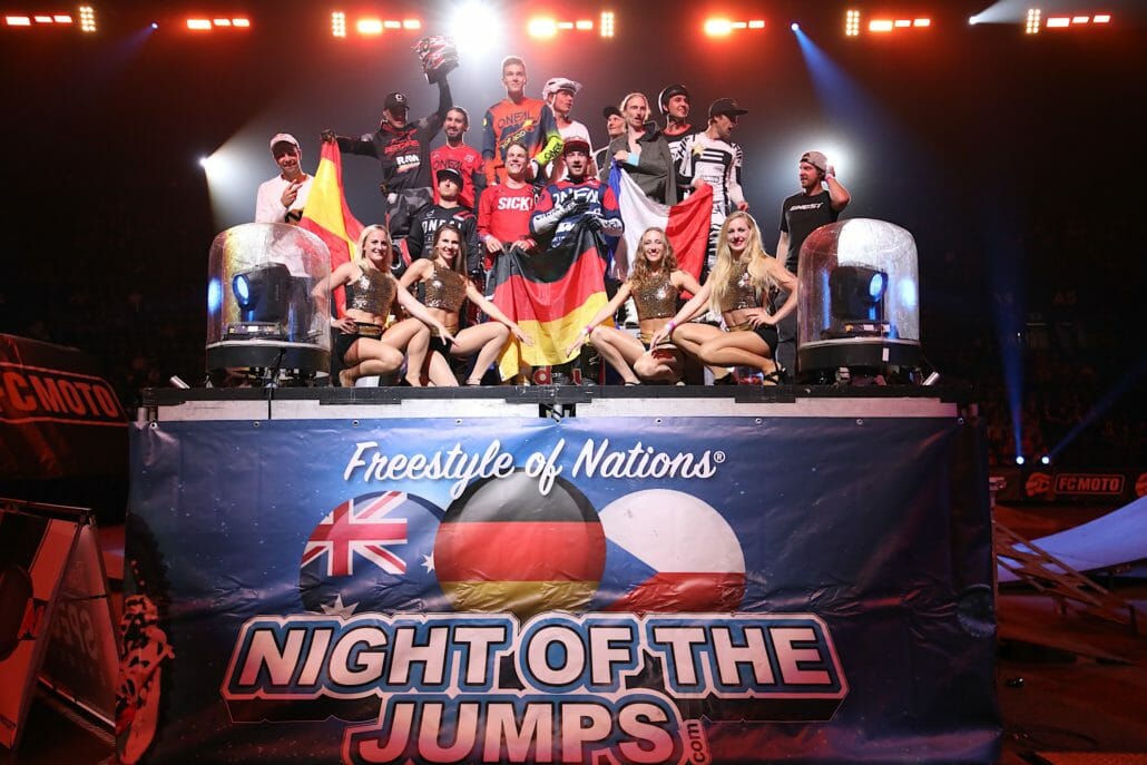 Spektakuläres Comeback der NIGHT of the JUMPs - Team Germany siegt bei der Freestyle of Nations Premiere in der Schweiz 5 Siegerehrung NOTJ Basel 1M8A2983 m