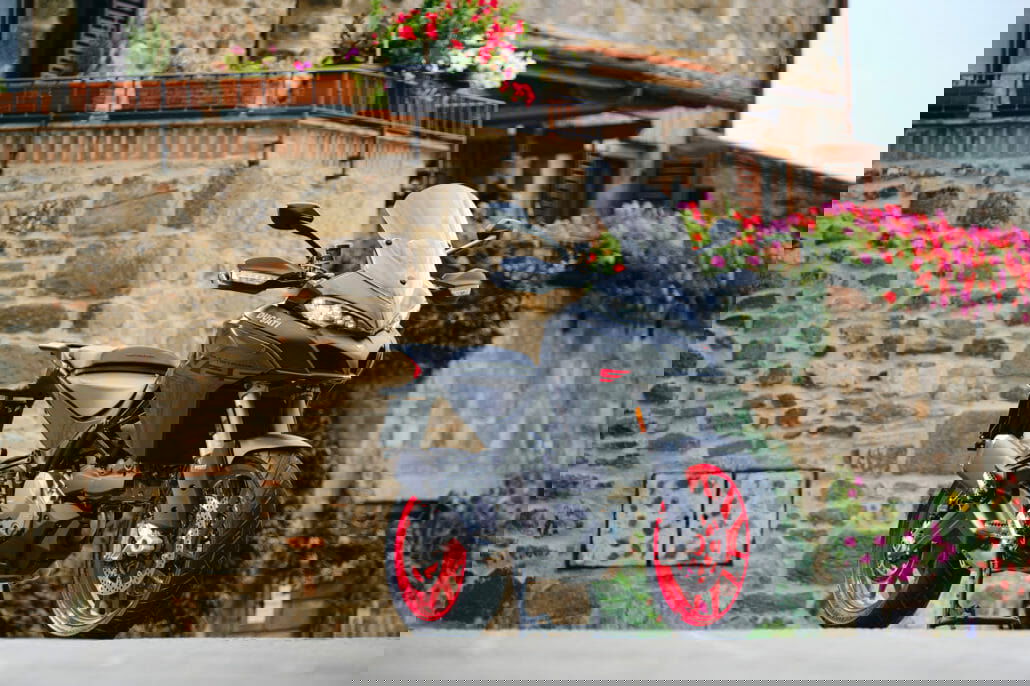 Ducati Multistrada V2 31 MY22 Ducati Multistrada V2S Grey DYN 90 UC338688 High