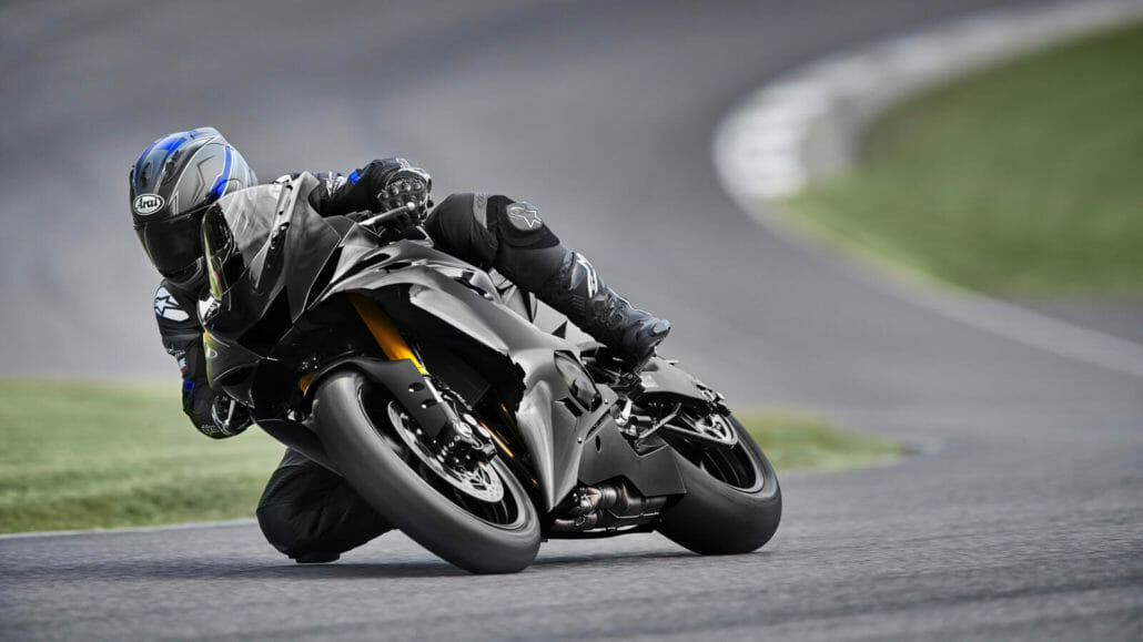 Yamaha R6 RACE & R6 GYTR für 2022 1 2022 YAM YZF600R6RCOMP EU MDNM6 ACT 001 03 preview