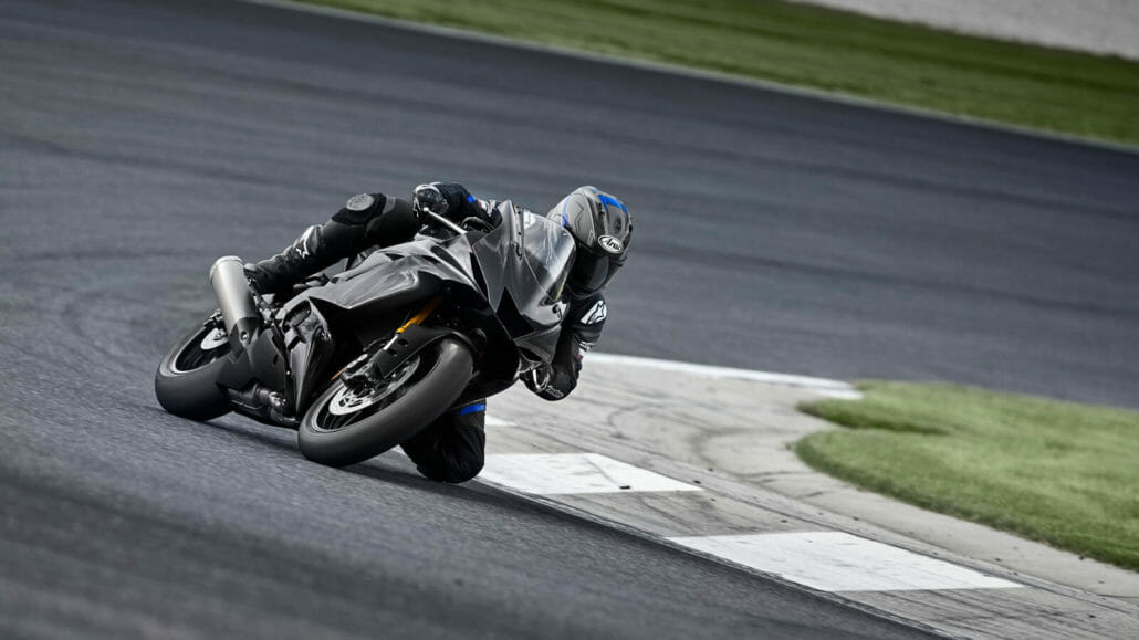 Yamaha R6 RACE & R6 GYTR für 2022 6 2022 YAM YZF600R6RCOMP EU MDNM6 ACT 006 03 preview