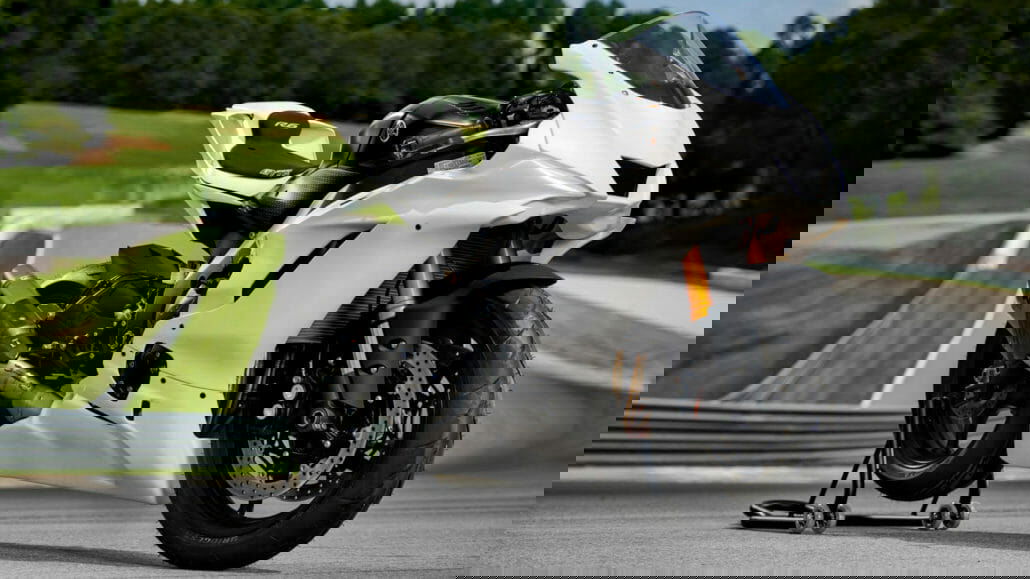 Yamaha R6 RACE & R6 GYTR für 2022 12 2022 YAM YZF600R6RGYTR EU MDNM6 STA 002 03 preview