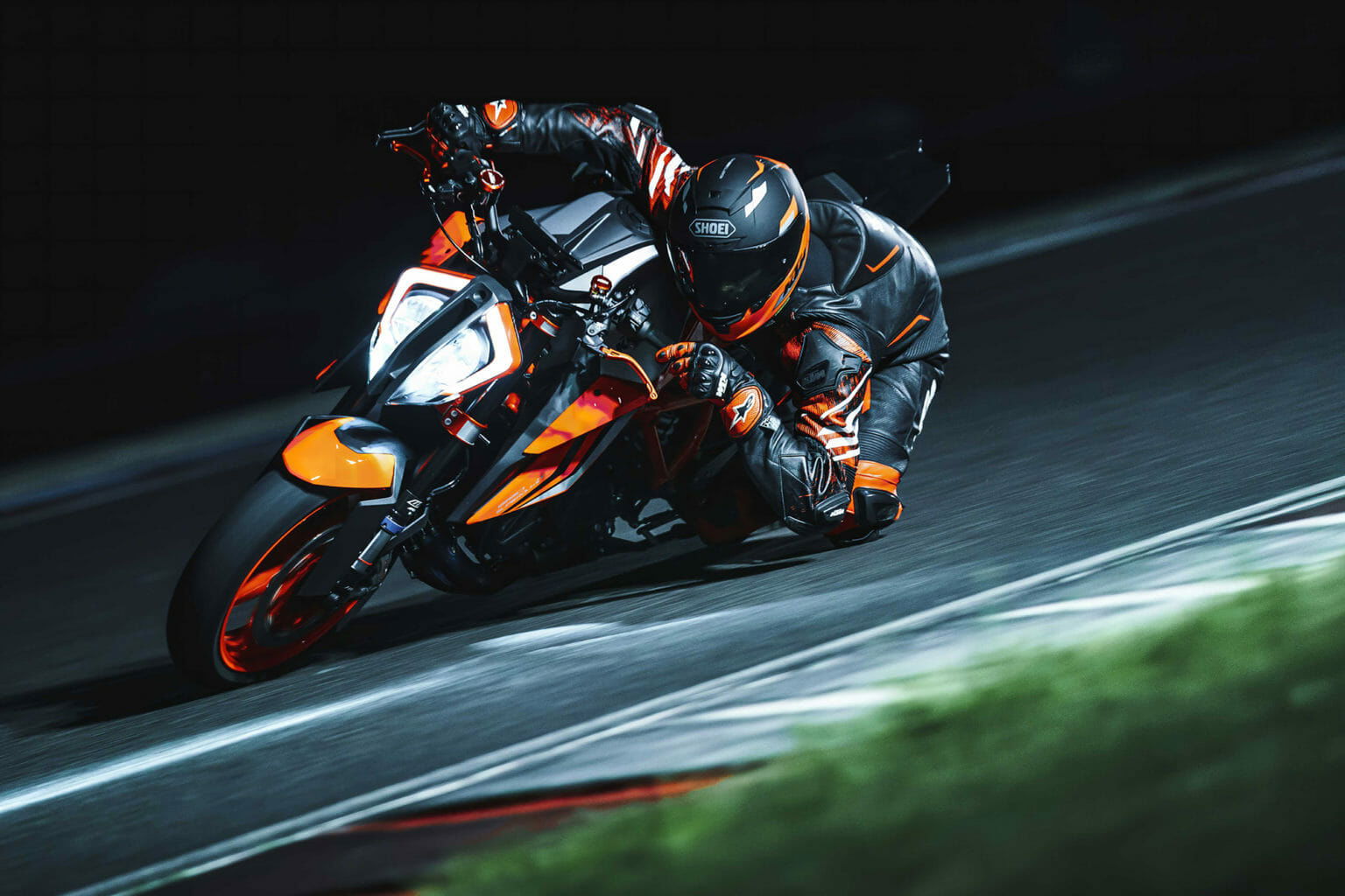 KTM 1290 Super Duke R and EVO for 2022 – The Beast Evolved 419424 MY22 KTM 1290 SUPER DUKE R and KTM 1290 SUPER DUKE R EVO Action