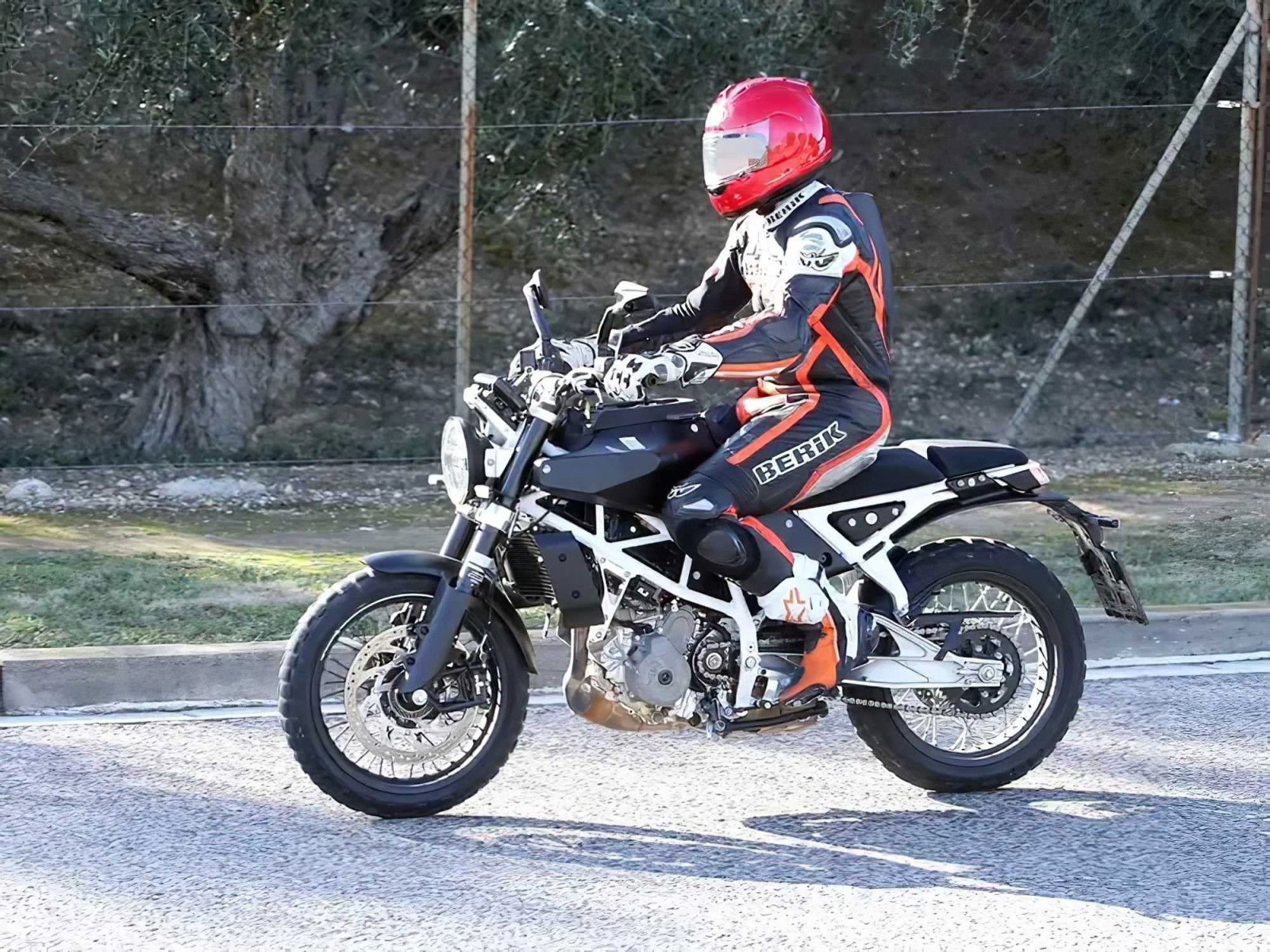 Upcoming generation Svartpilen / Vitpilen spotted 25 Husqvarna Svart und Vitpilen Erlkoenig 2