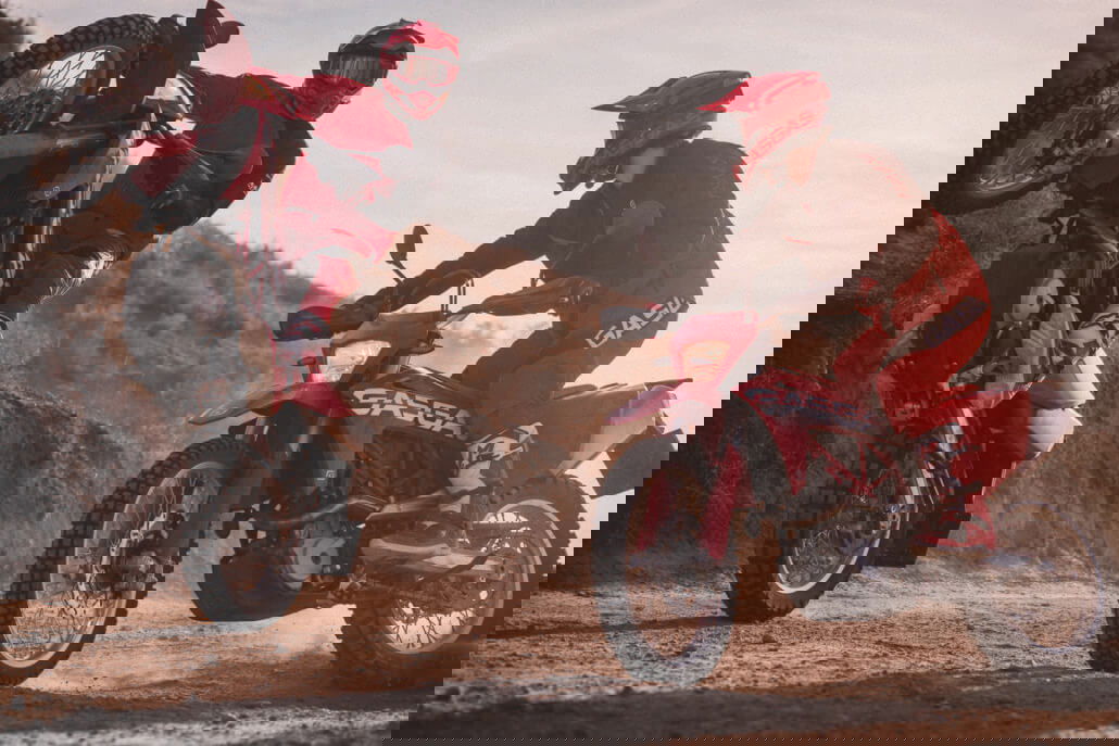 33794 Travel ES 700 2022 Action