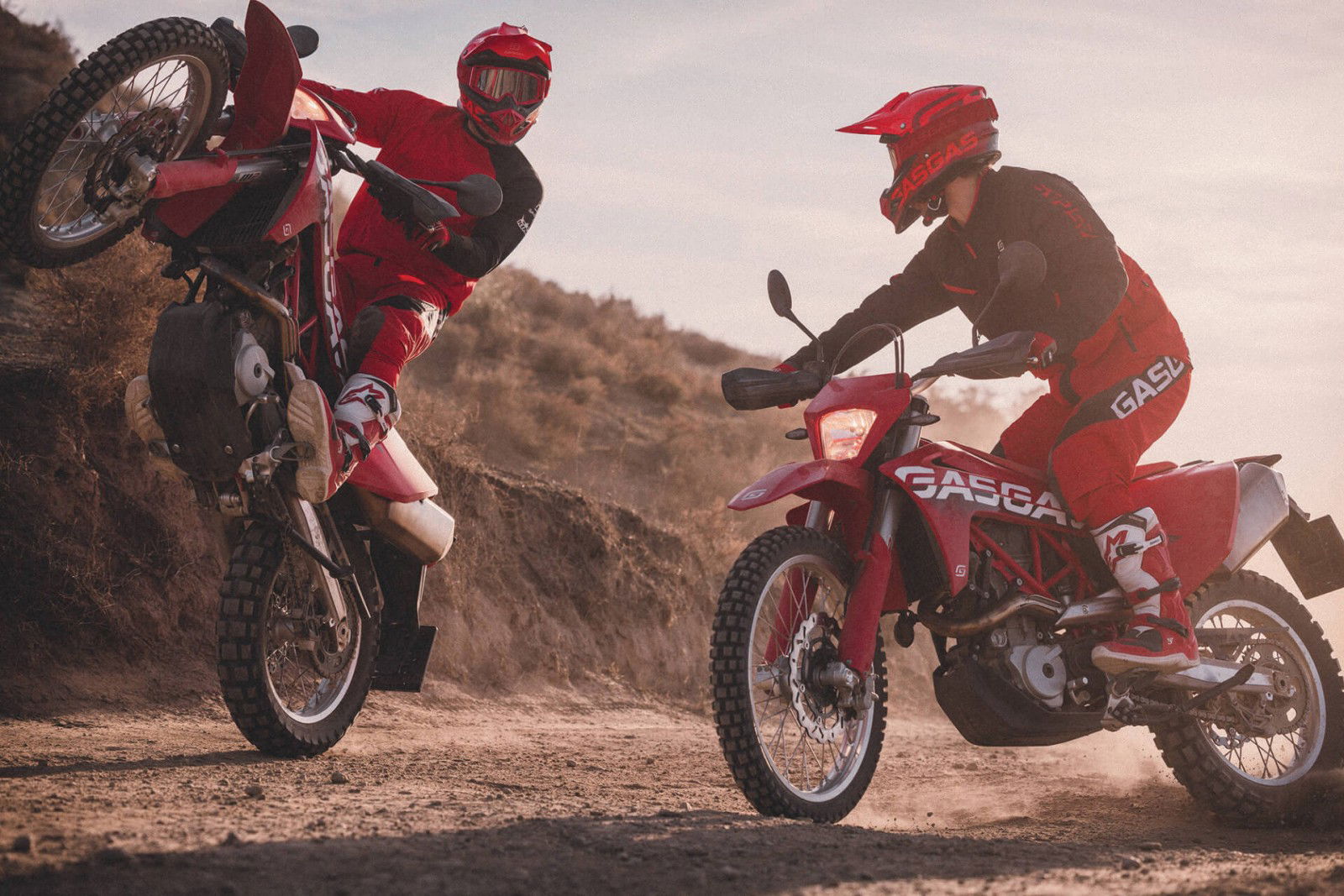 Neu: GasGas Enduro ES 700 und Supermoto SM 700 25 33794 Travel ES 700 2022 Action