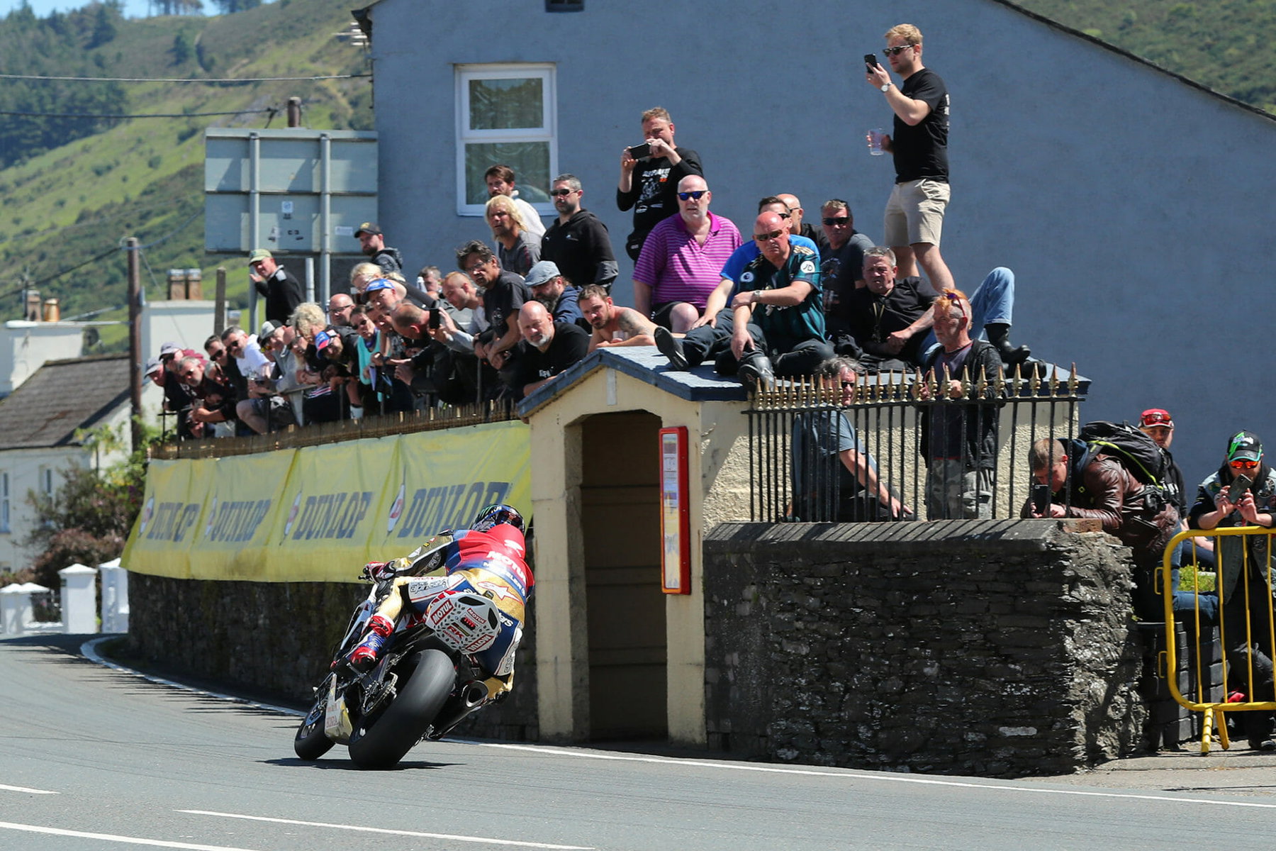John McGuinness auf seiner Honda beim Superbike-Rennen der TT 2022 an der Ballaugh Bridge