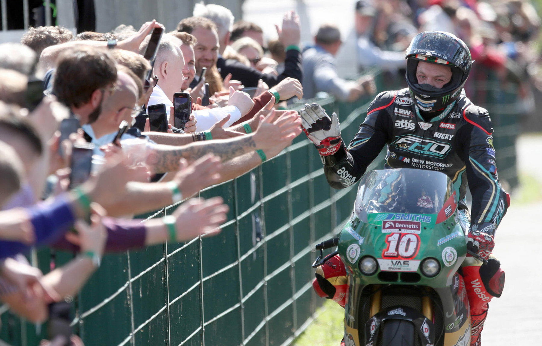 Isle of Man TT beendet Supertwin-Ära: Manx GP behält die Twins 7 Peter Hickman feiert im Winners Enclosure seinen Sieg im Supertwin-TT-Rennen 2022 auf der VAS Engine Paton