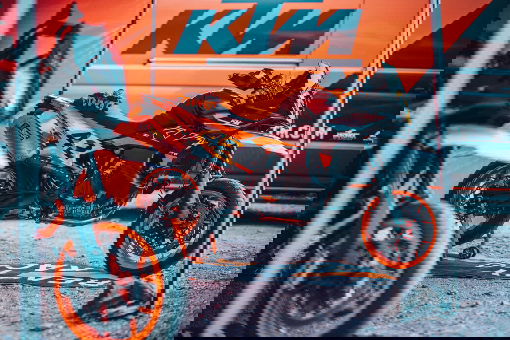 The KTM 890 SMT: A versatile supermoto tourer for track and comfort riding KTM 890 SMT 2023 7