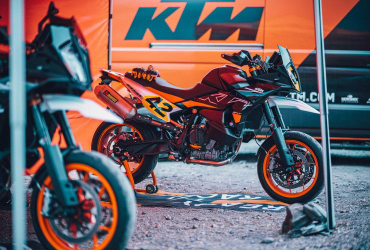Die KTM 890 SMT: Ein vielseitiger Supermoto-Tourer für Rennstrecke und Komfortfahrten 81 KTM 890 SMT 2023 7