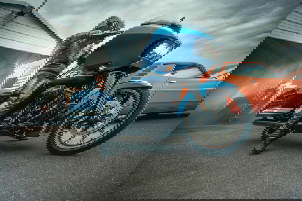Harley-Davidson presents Fast Johnnie paint design: muscle car era meets motorcycle 230037 enthusiast my23 fltrxst 001 ab