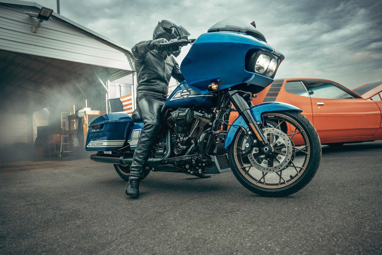 Harley-Davidson präsentiert Fast Johnnie Lackdesign: Muscle Car-Ära trifft auf Motorrad 25 230037 enthusiast my23 fltrxst 001 ab