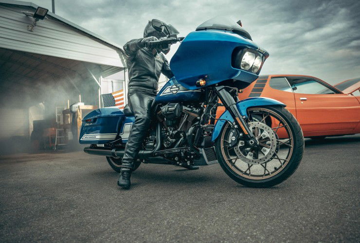 Harley-Davidson präsentiert Fast Johnnie Lackdesign: Muscle Car-Ära trifft auf Motorrad 75 230037 enthusiast my23 fltrxst 001 ab