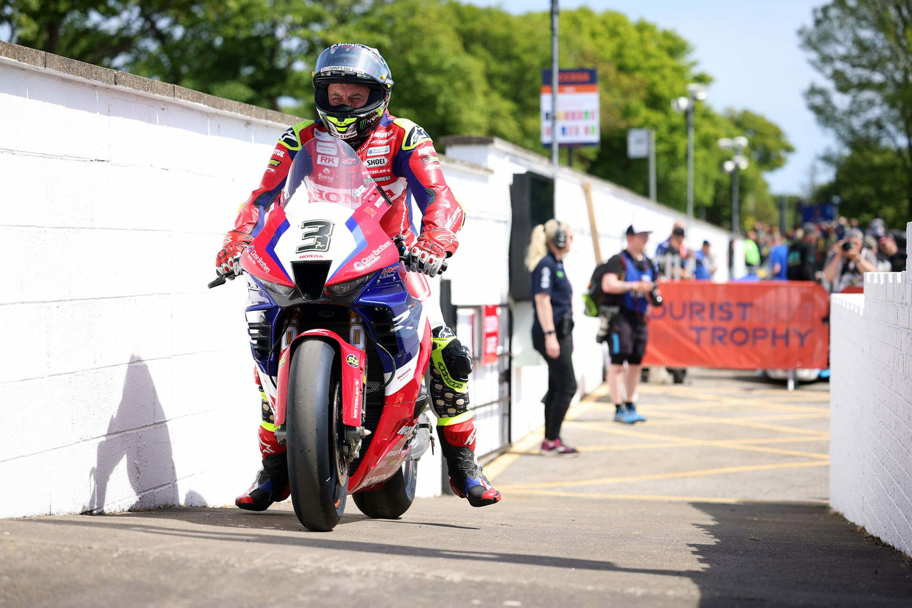 John McGuinness auf seiner Honda beim ersten Qualifying der TT 2023
