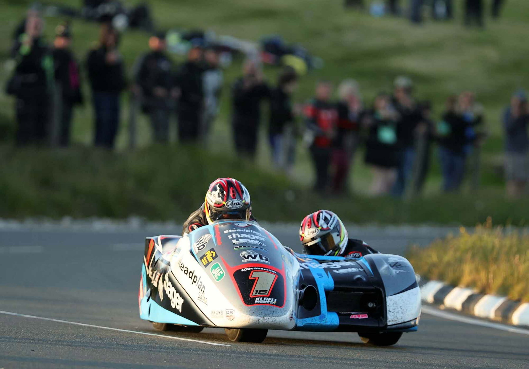 Isle of Man TT 2026: Sidecar-Klasse nach Unfallserie gestrichen 3 Ben und Tom Birchall im Sidecar-Qualifying beim Isle of Man TT 2023 am Bungalow