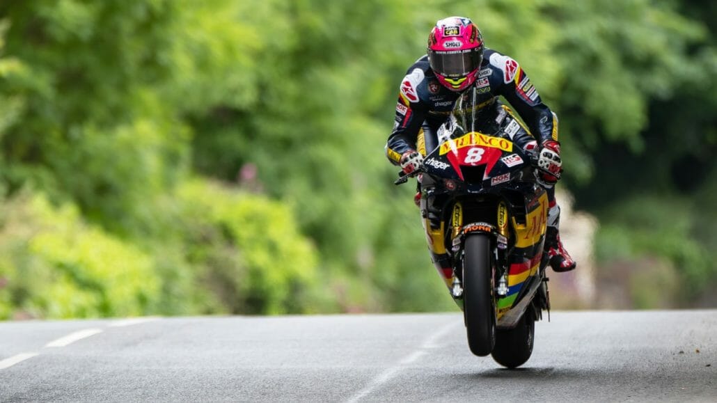 Hickman schreibt Geschichte mit seinem 10. TT-Sieg im RL360 Superstock-Rennen 22 Isle of Man TT 2023 Superstock Race 5 1