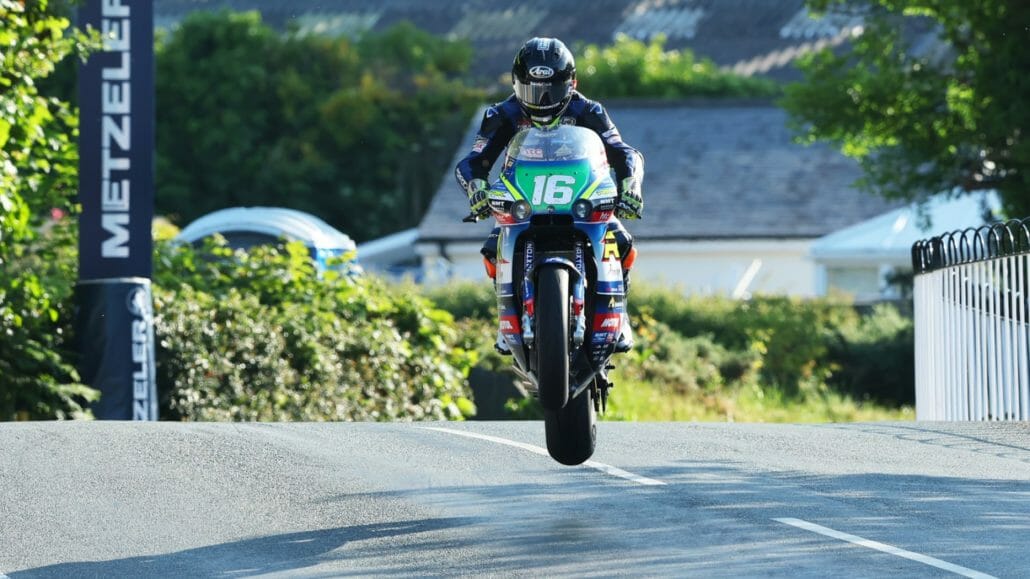 Dunlop schreibt Geschichte: Triumph bei Carole Nash Supertwin TT 30 Isle of Man TT 2023 Supertwin TT 2