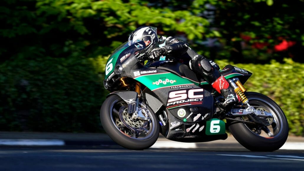 Dunlop schreibt Geschichte: Triumph bei Carole Nash Supertwin TT 32 Isle of Man TT 2023 Supertwin TT 4