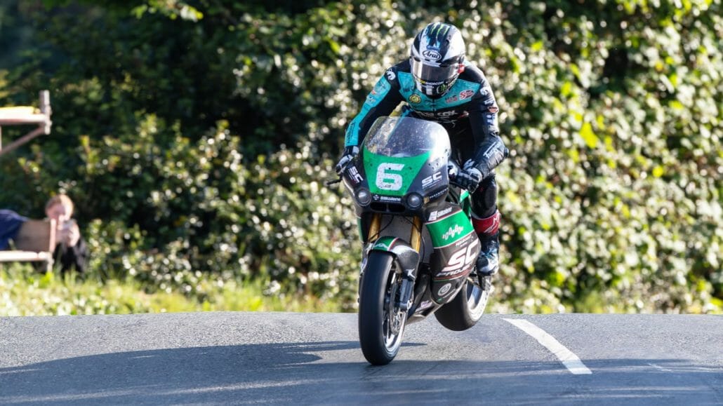 Dunlop schreibt Geschichte: Triumph bei Carole Nash Supertwin TT 33 Isle of Man TT 2023 Supertwin TT 5