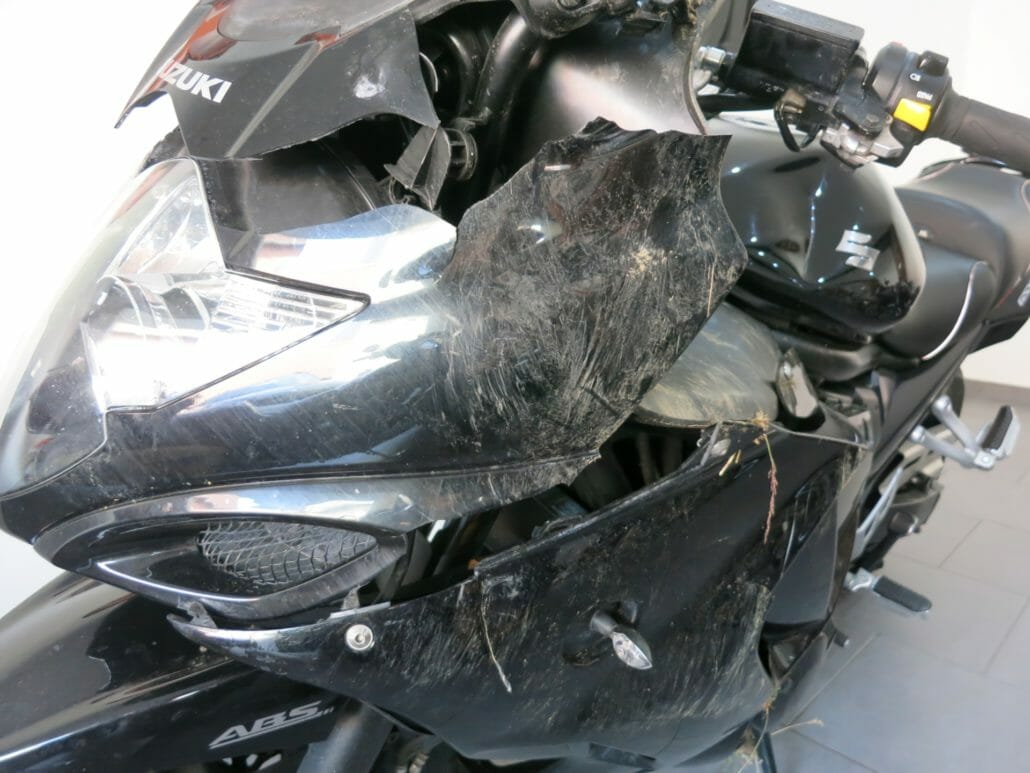 Nach einem Unfall mit dem Motorrad - Reparieren oder Verkaufen? 2 Unfallmotorrad mit starken Schäden