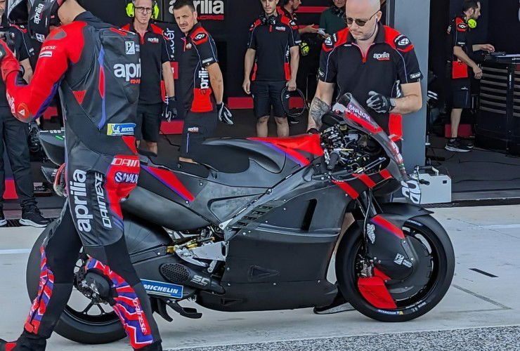 Aprilia experimentiert mit Carbonrahmen für ihre MotoGP Maschine 75 ApriliaCarbonRahmenfuerdieMotoGP