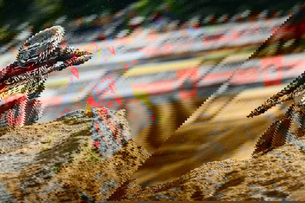 Maximilian Spies setzt mit seinem Triumph bei den ADAC MX Masters in Tensfeld neue Maßstäbe 33 Der Meisterschaftsfuehrende Max Nagl verlor nach einem technischen Defekt viele Punkte bleibt aber an der Tabellenspitze