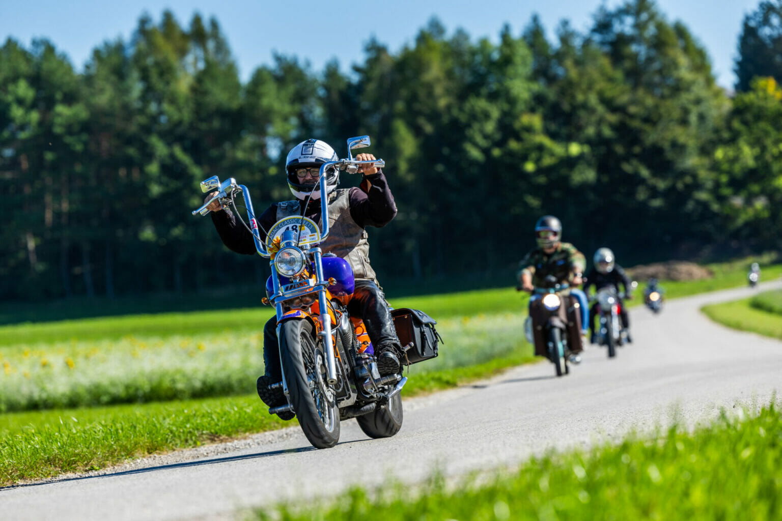 Auf der ADAC Classic meets Traunsee waren klassische Bikes aus ueber acht Jahrzehnten auf Tour