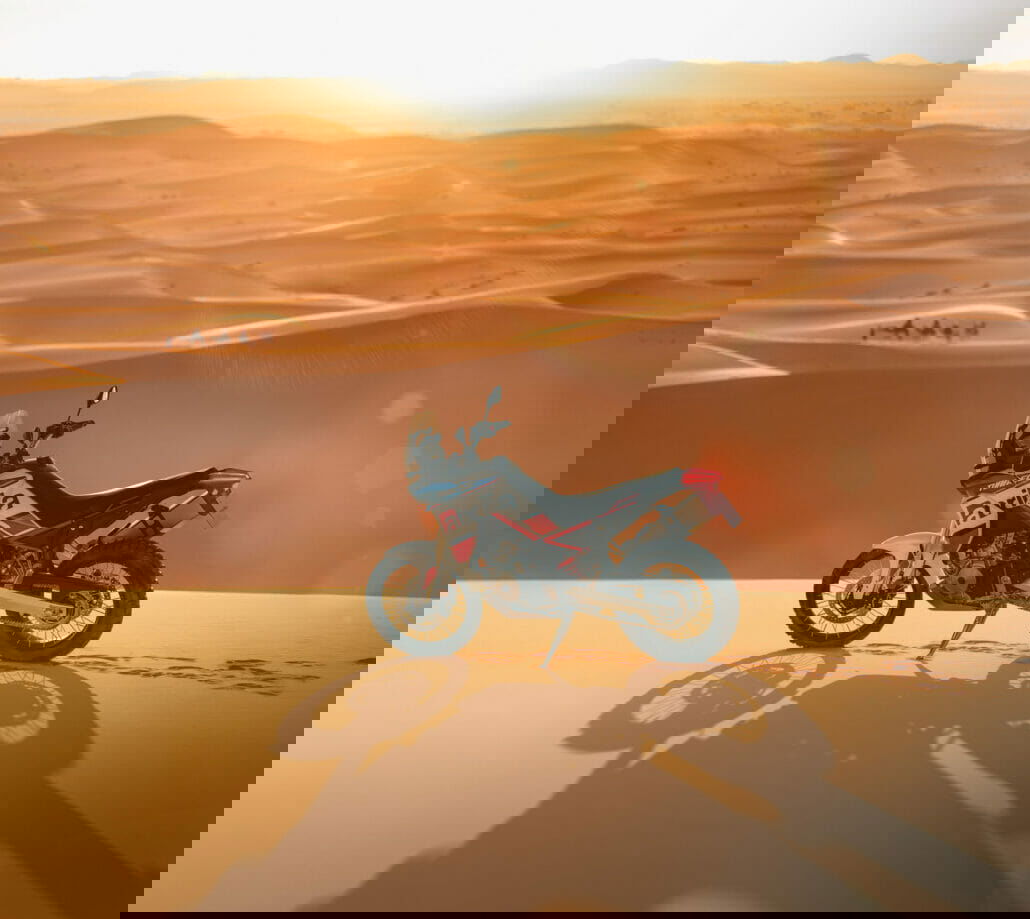 Die Aprilia Tuareg 2024: Abenteuer auf zwei Rädern in neuen Farbvarianten 01 Aprilia Tuareg Dakar Podium