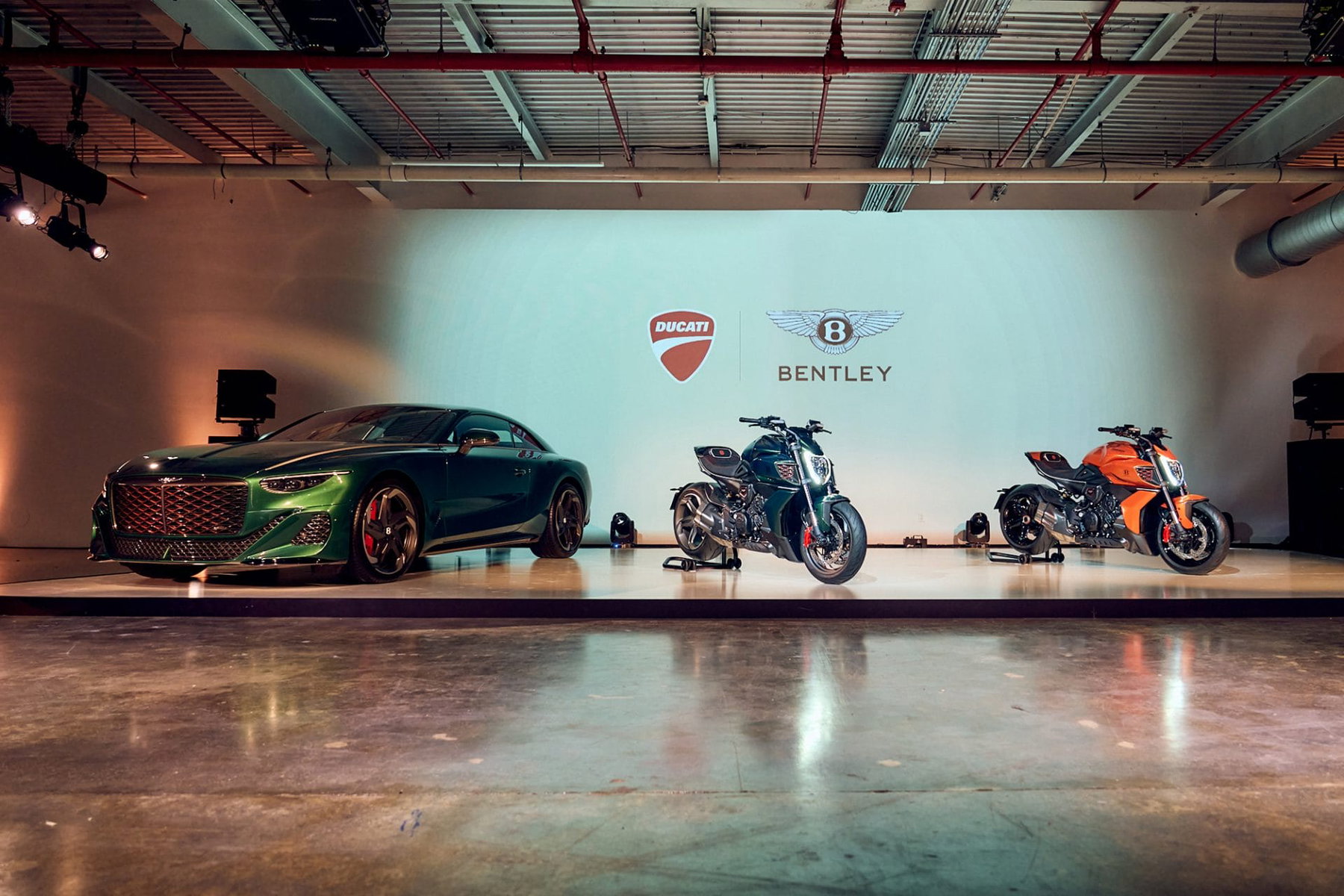 Detailansicht der Ducati Diavel for Bentley mit Carbonteilen und geschmiedeten Felgen