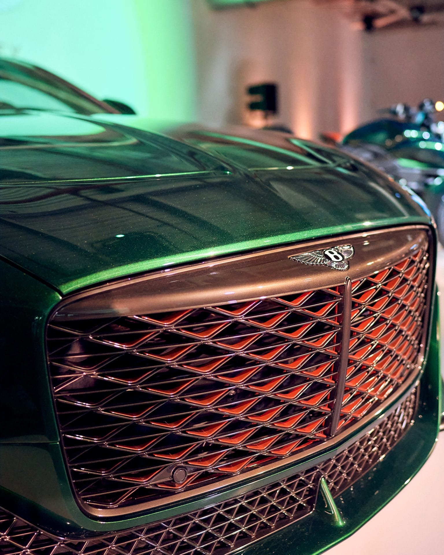Ducati Diavel for Bentley von vorn mit den seitlichen Lufteinlässen im Bentley-Stil