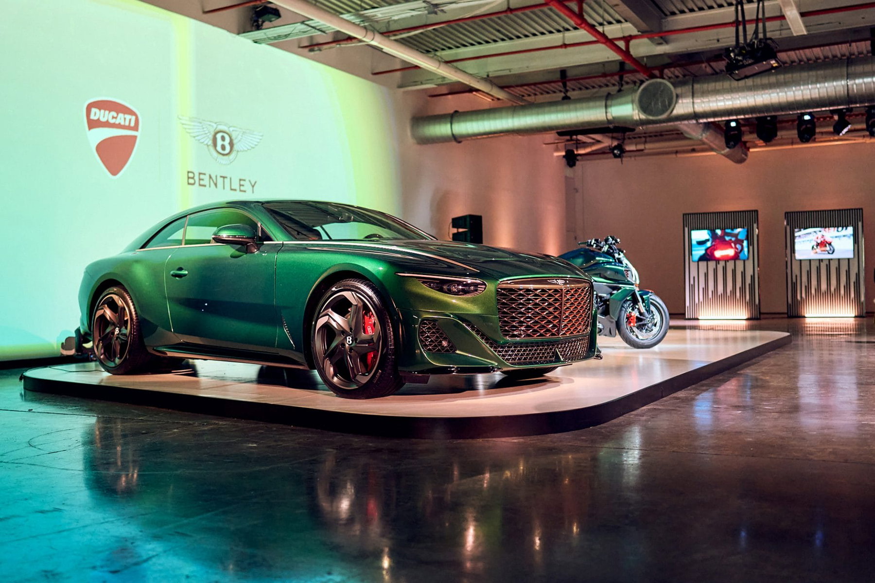 Ducati Diavel for Bentley in Seitenansicht in der Lackierung Scarab Green