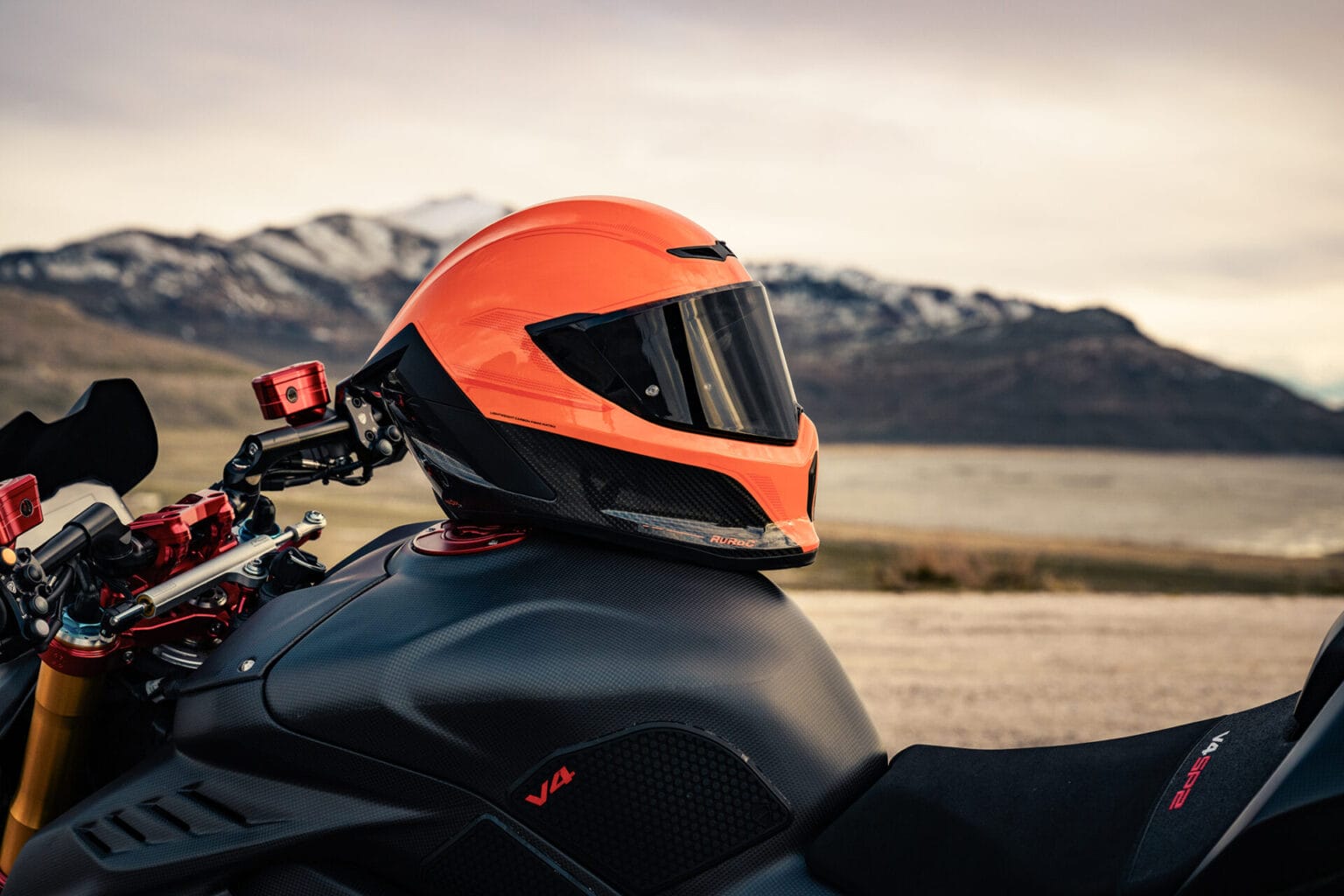 EOX: Ruroc presents its latest premium helmet 888 EOX IGNIS L1