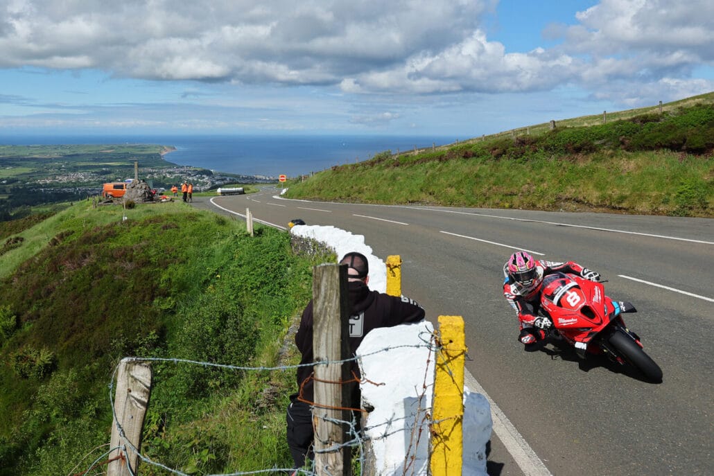 Davey Todd auf BMW beim TT Training