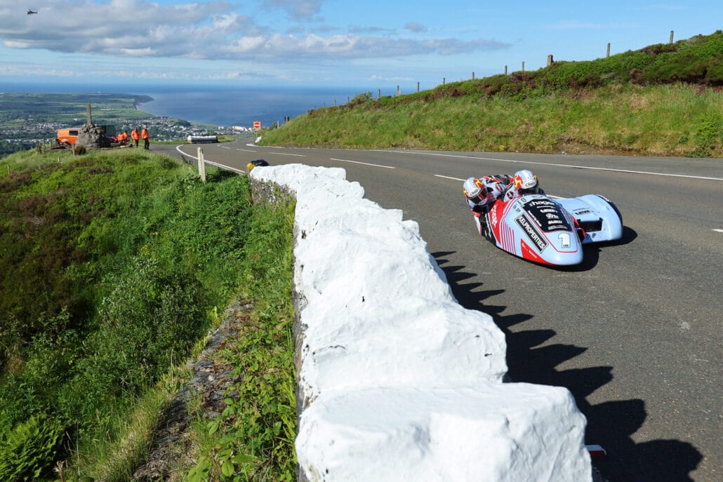Ben Birchall startet solo: Sidecar-Legende fährt die Classic TT 2026 1 Ben Birchall und Kevin Rousseau beim freien Training auf der Isle of Man TT