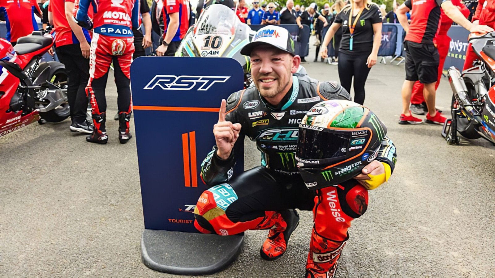 Peter Hickman wins 14th TT race: Dramatic finale at the RST Superbike TT 1 HICKMANCLAIMS14THTTWIN