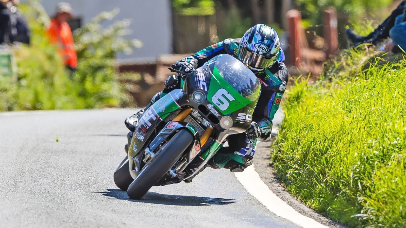 Michael Dunlop gewinnt das Entire Cover Supertwin TT Rennen 2 1 IOMTT 2024 SUPERTWIN TT RACE 2