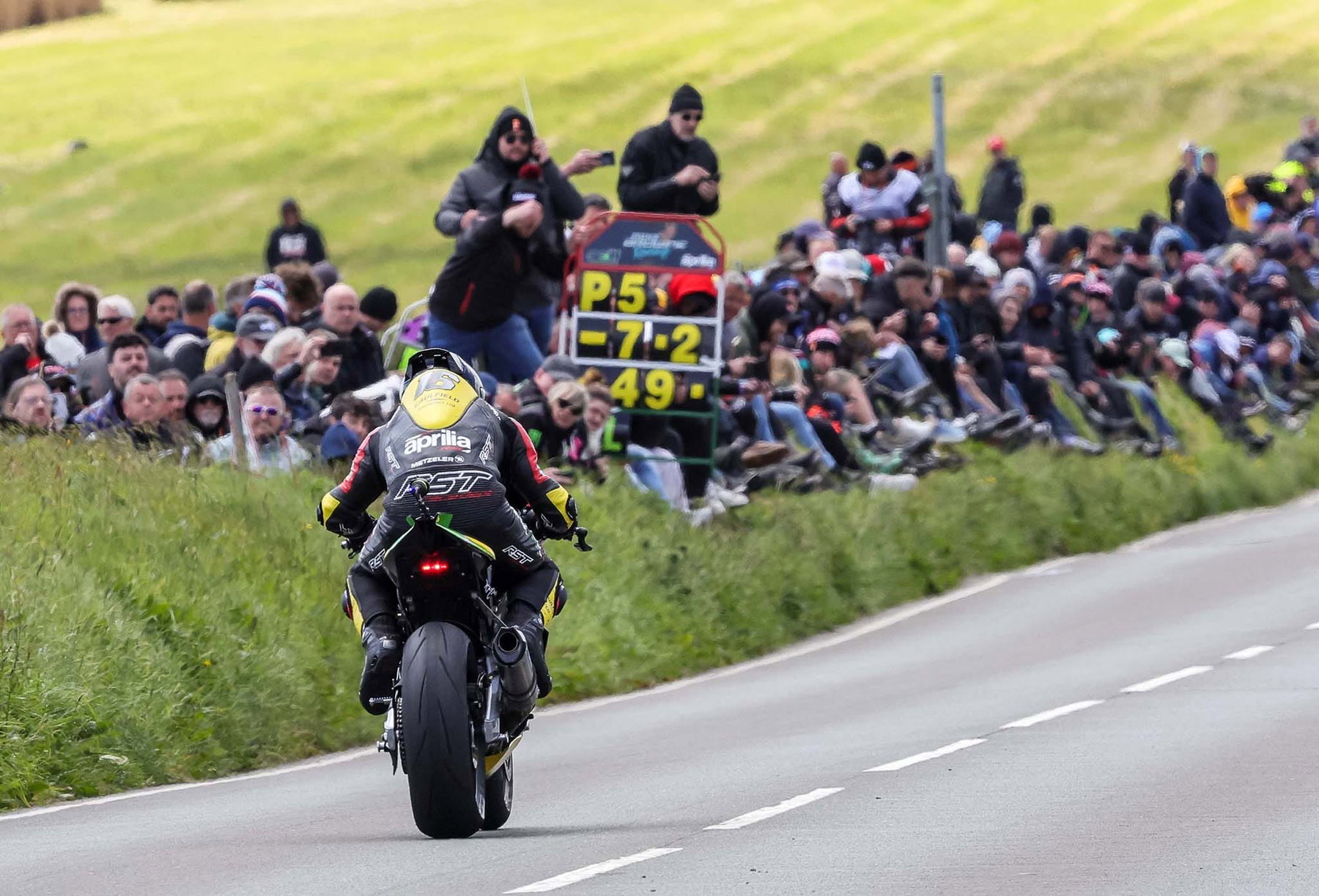 Isle of Man TT beendet Supertwin-Ära: Manx GP behält die Twins 1 Mike Browne auf der Aprilia von Scott Racing Motorcycles in Schräglage bei Creg-ny-Baa während des Supertwin-TT-Rennens