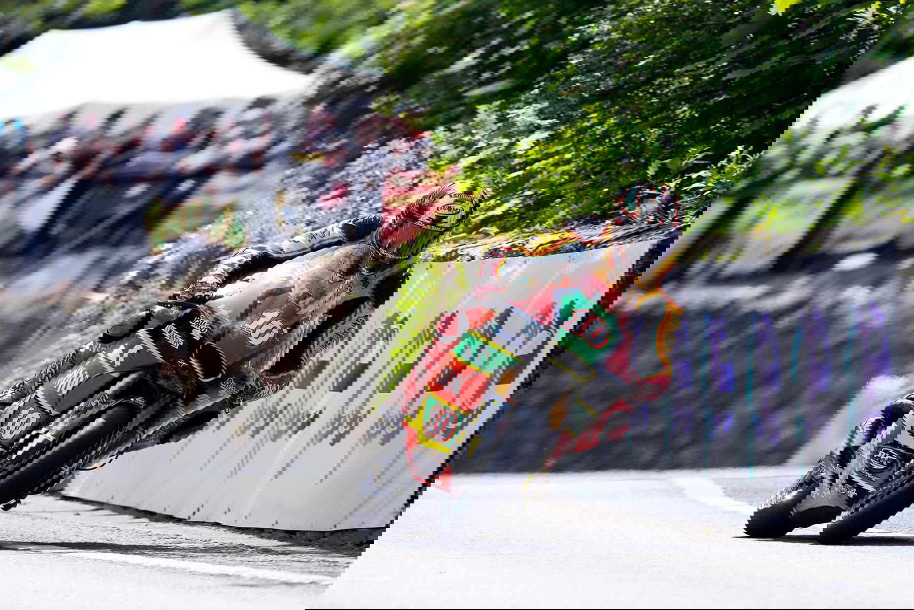 Isle of Man TT 2024 – Peter Hickman auf Yamaha (Swan Racing) in Action auf dem Weg zu Platz drei im Supertwin Race