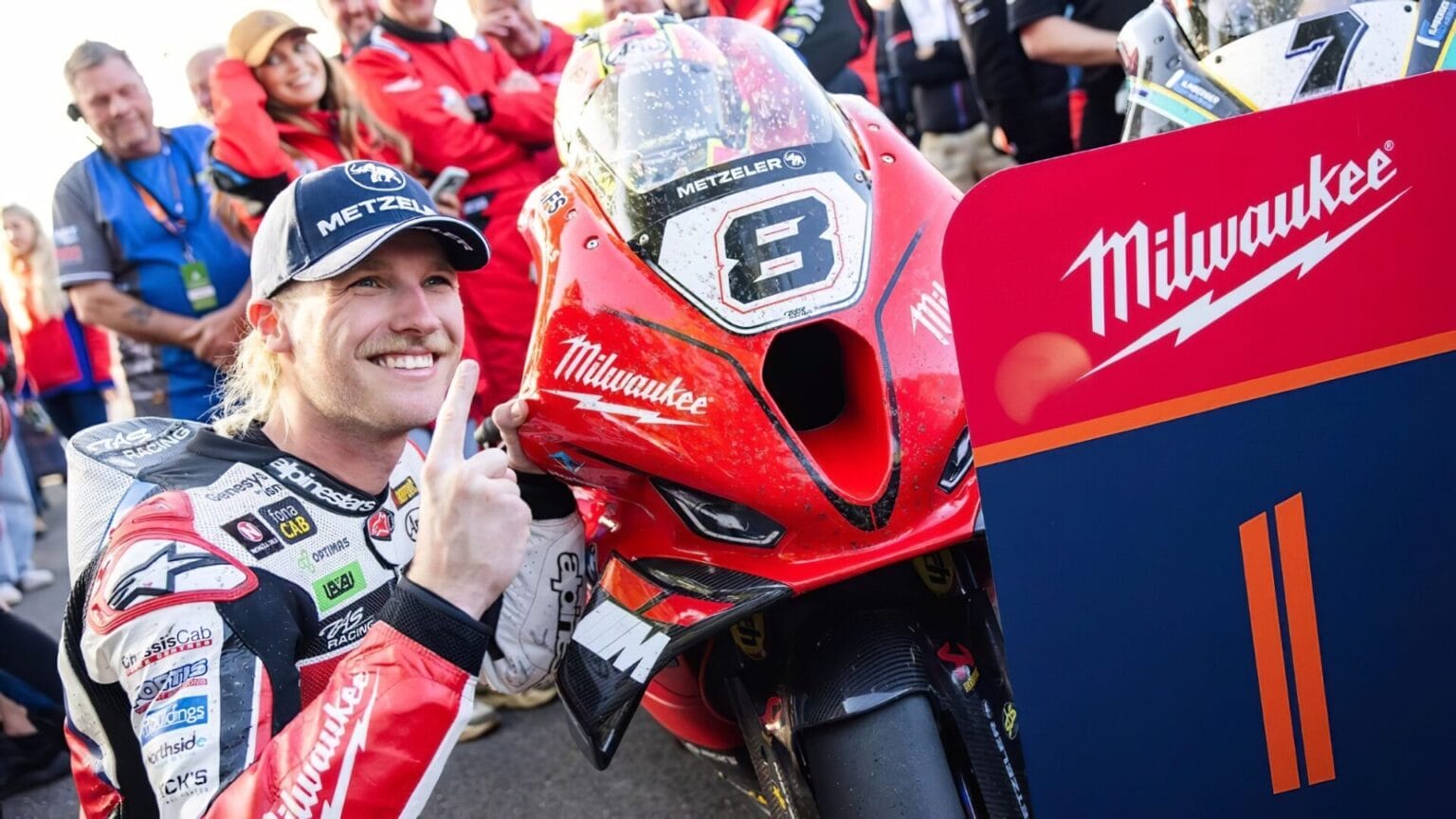 Davey Todd siegt im prestigeträchtigen Milwaukee Senior TT Rennen IOMTT2024 SeniorTT
