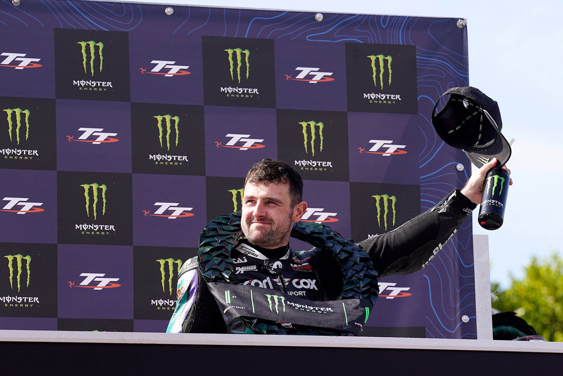 TT 2026: Dunlop bricht den Supersport-Rekord dreimal an einem Tag 1 Michael Dunlop nach dem Gewinn des Supersport-Rennens bei der Isle of Man TT 2024