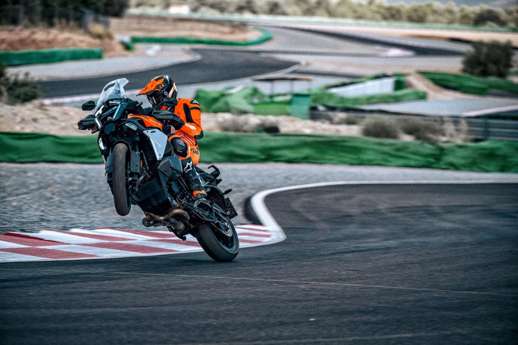 KTM 1390 Super Adventure S EVO in Fahrt, das erste KTM-Modell mit automatisiertem Schaltgetriebe AMT