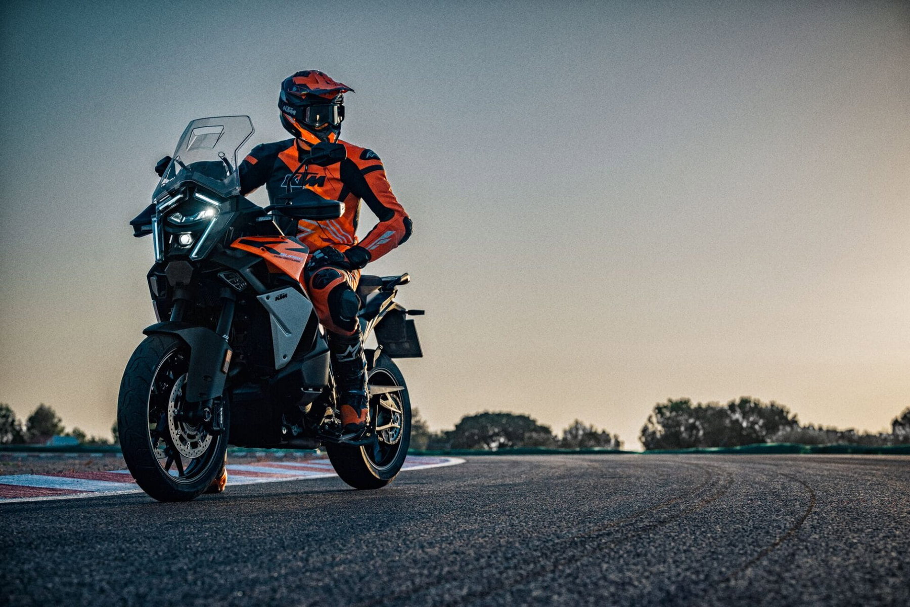 KTM 1390 Super Adventure S EVO in Orange – Studioaufnahme der Baureihe