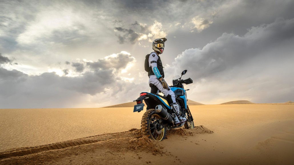 2025 YAM XTZ700SPR EU SYB STA 002 03 preview 1